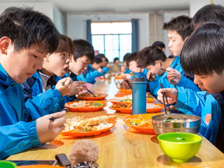 志丹学生用餐