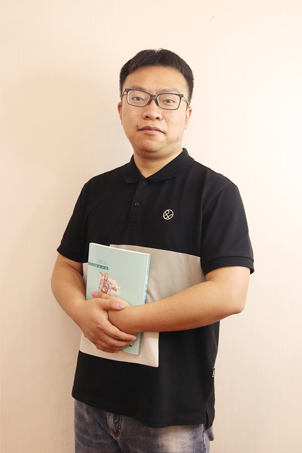 志丹杨斌 本科学历，毕业于西安航空学院