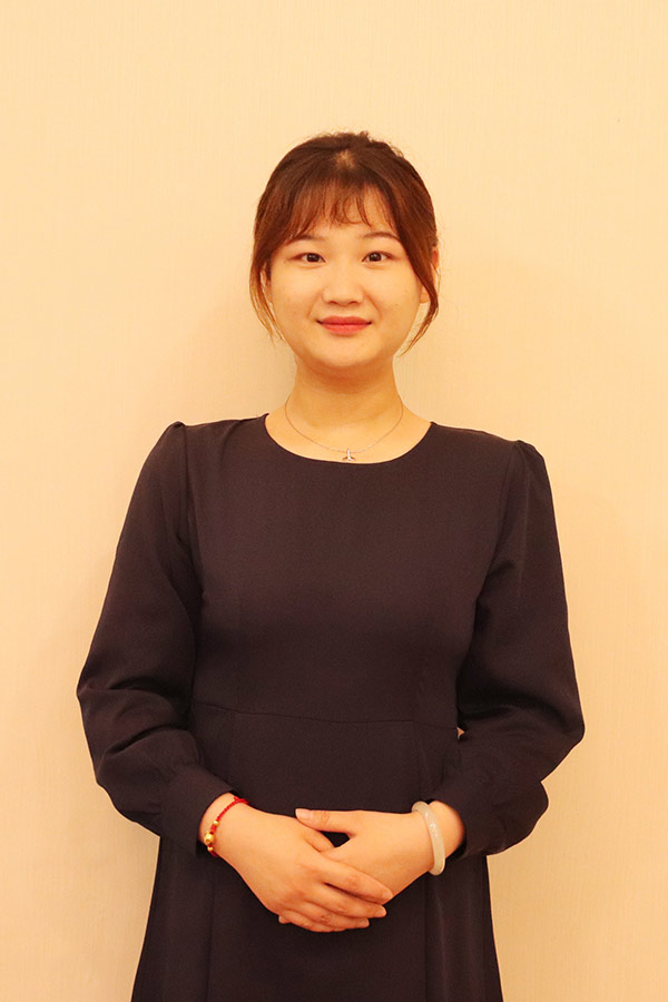 志丹文哲 本科学历，优秀班主任